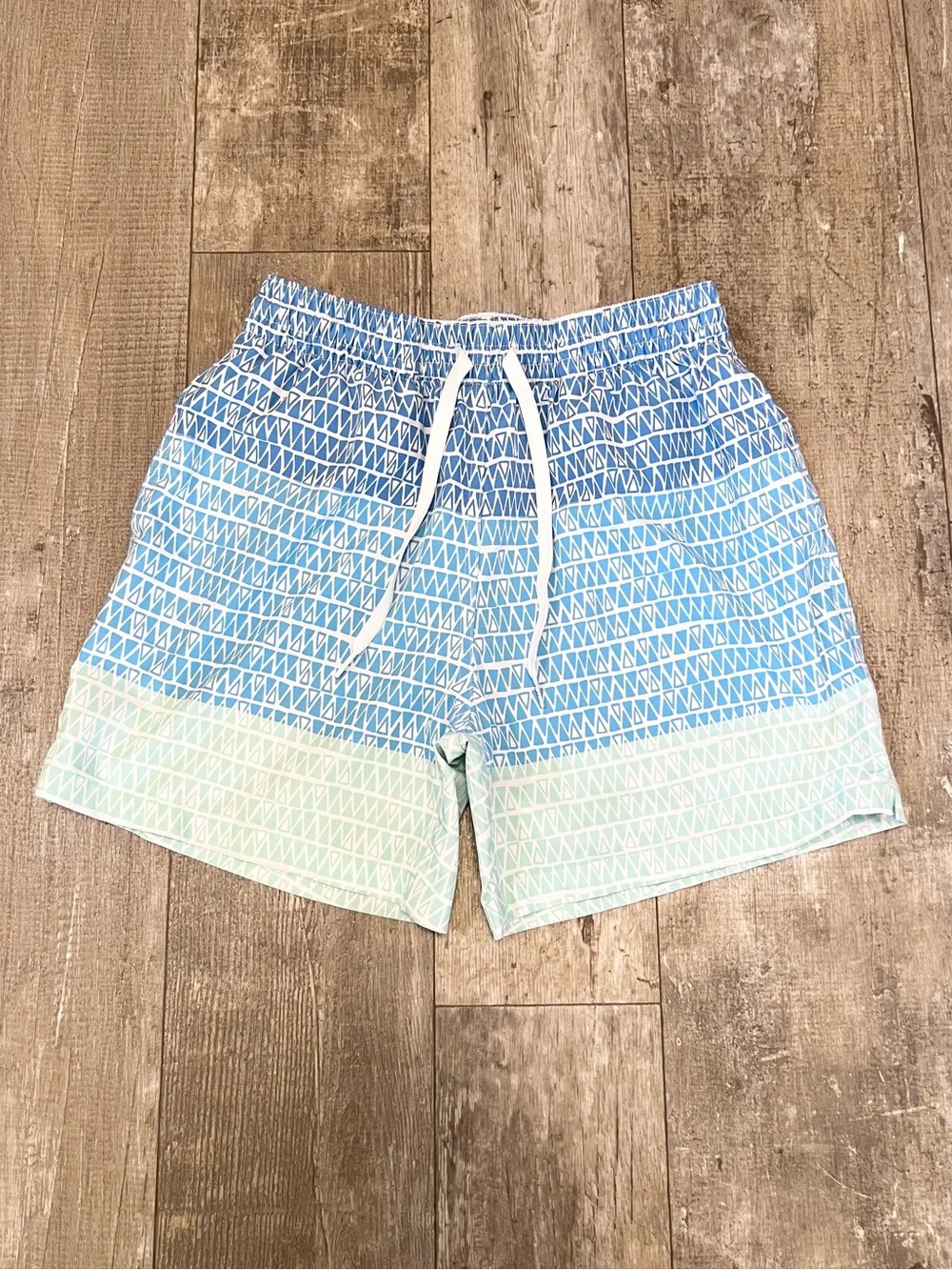 CHUBBIES ‘The Ocean Trifectas’ 5.5” Geometric Pattern Swim Trunks Mens S Blue